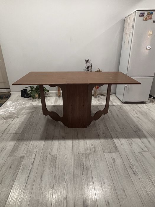 Стол книжка / Кітапша үстел