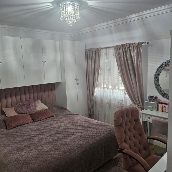De vanzare -Casa cu 5 camere in Via Carmina, Vladimirescu