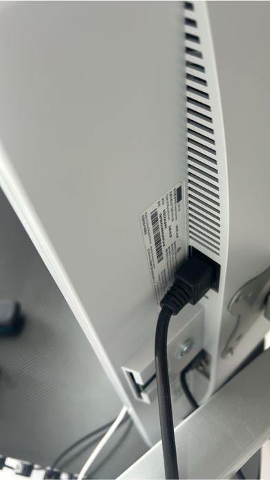 Монитор с кранштейном в комплекте.