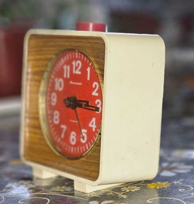 Часы-будильник "Янтарь"