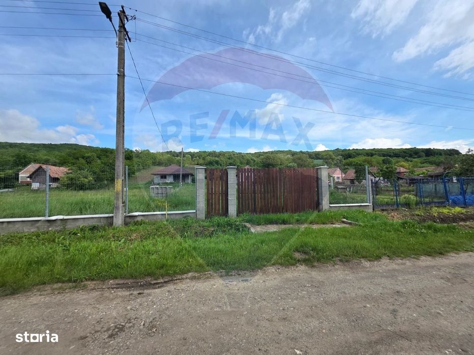 Casă la roșu cu teren 4.234 mp, cadru natural deosebit – Deag, Iernut