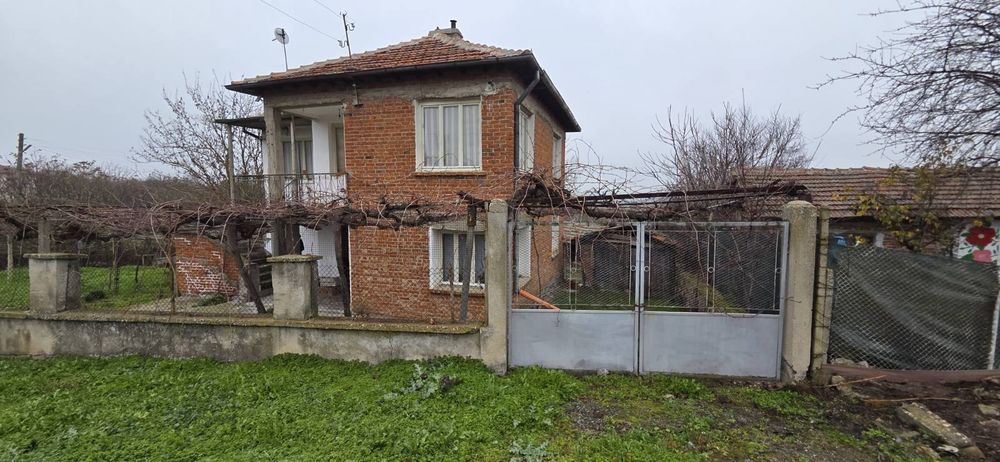 Продавам двуетажна къща