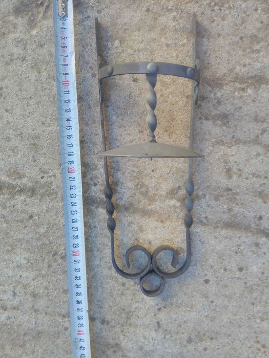 Продавам много стар свещник от ковано желязо