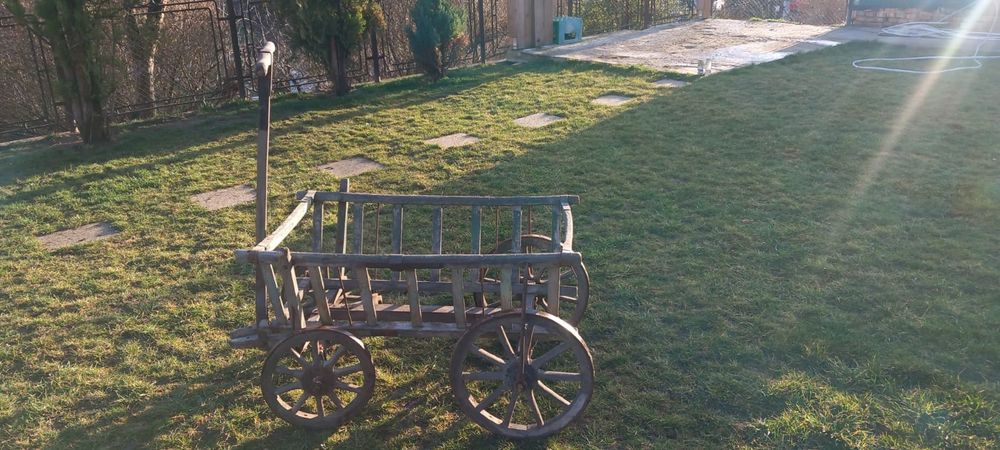Cărucior vechi din lemn