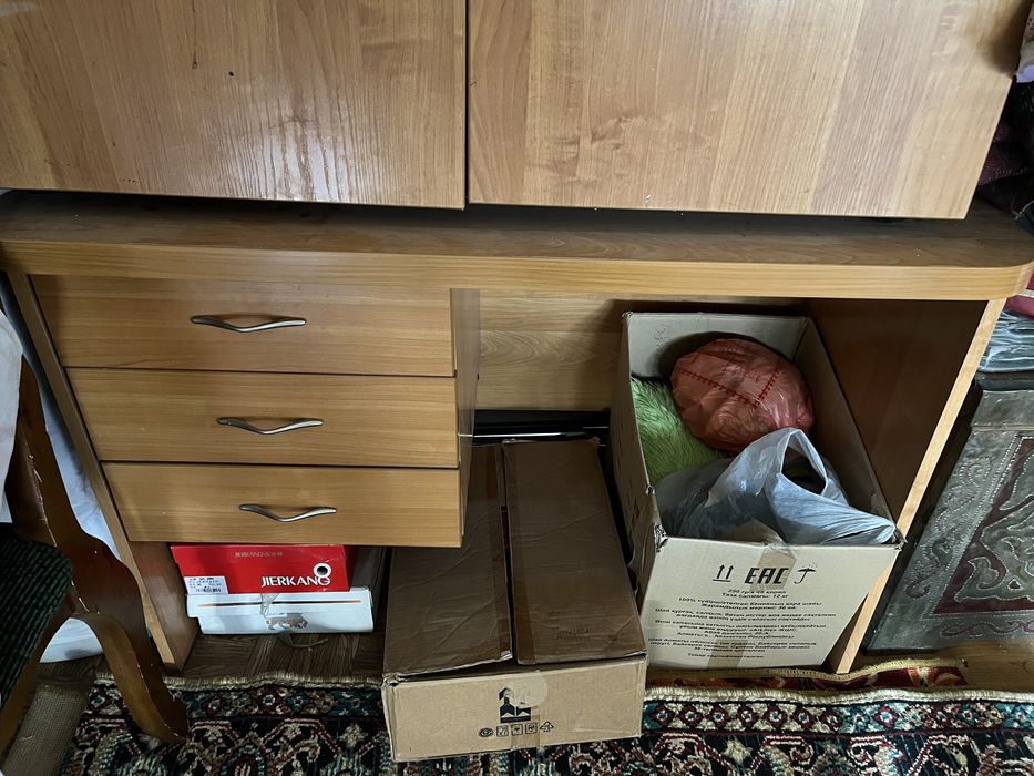 Шкафы и стол для офиса