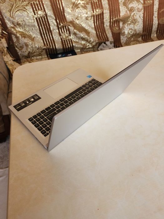 Продам почти новый ноутбук состояние идеальное