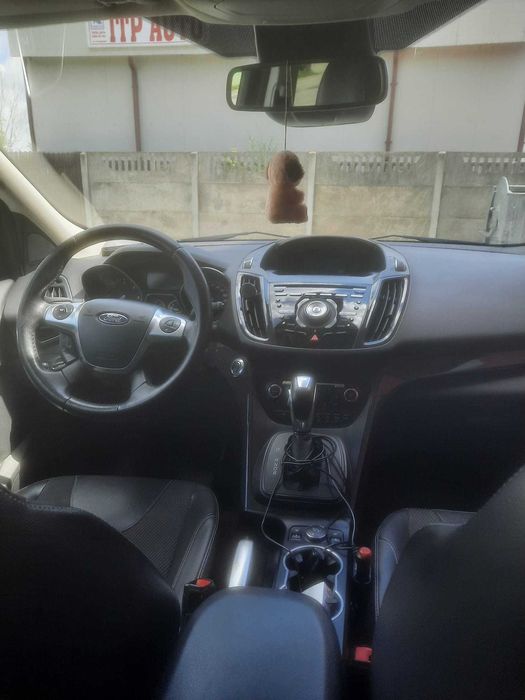 Ford Kuga Titanium culoare negru perlat , 180CP 4x4 sistem inteligent cu cutie de viteza automata