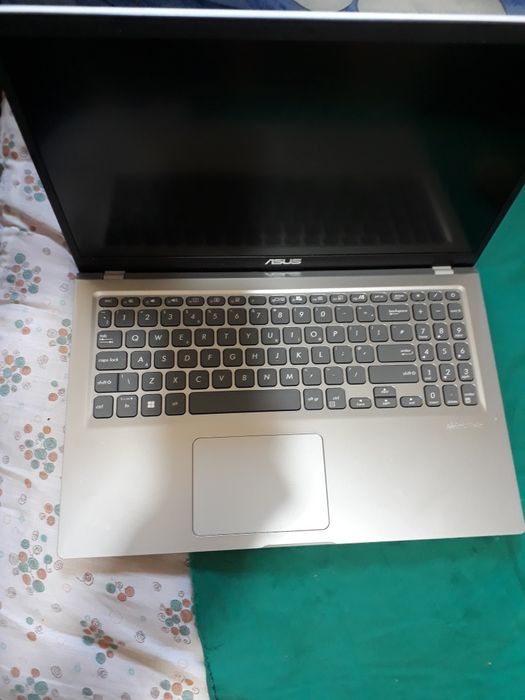 Laptop Asus  cu o mica problema