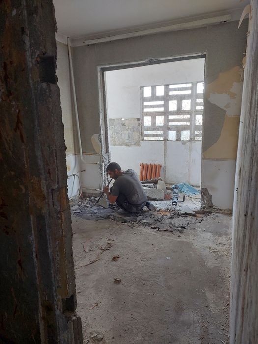 Делаем демонтаж квартира подготавливаем к ремонту копаем подвал