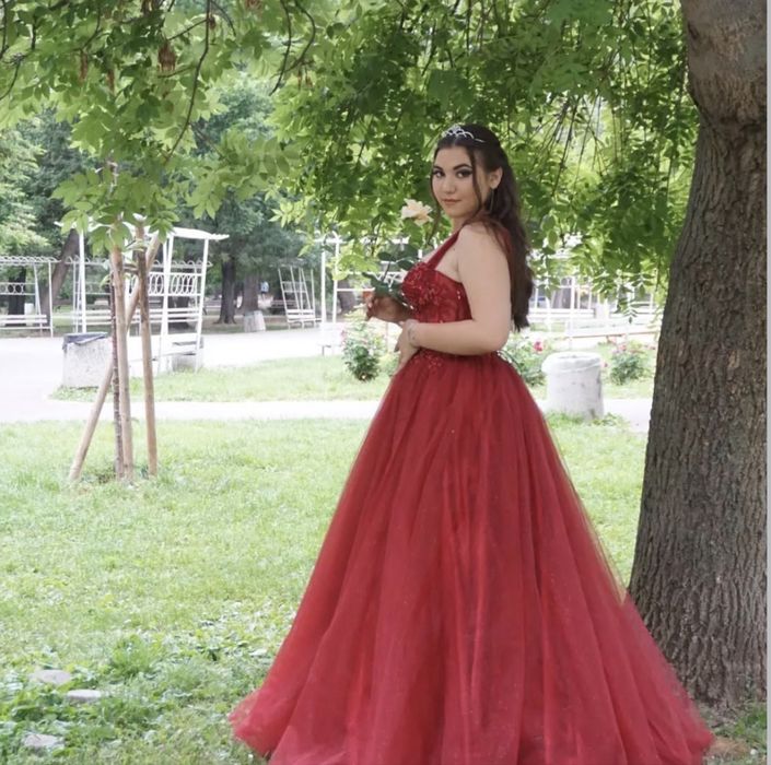 Бална рокля бордо