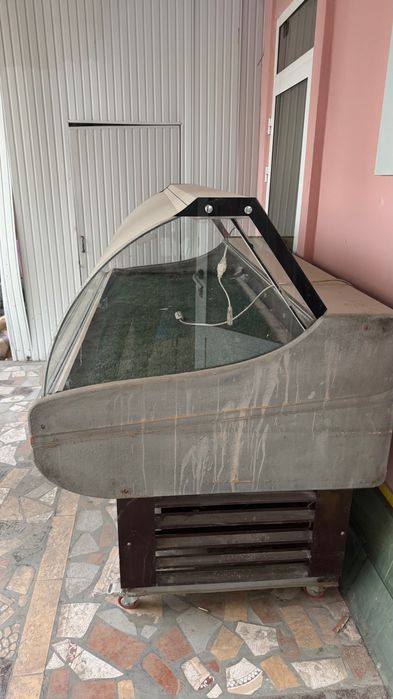 Vitrina xolodilnik srochno sotiladi