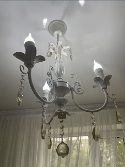 Продам люстру трехрожковую