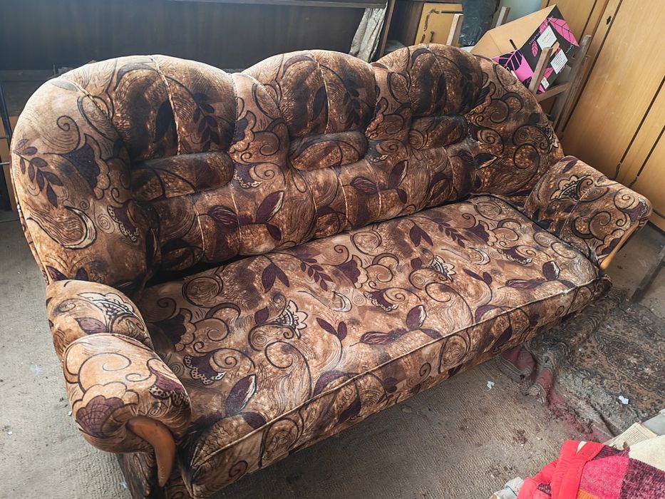 Подарявам диван запазен