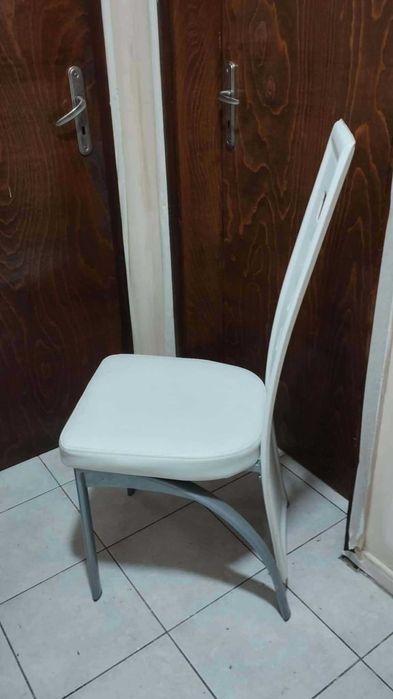 Кухненски стол - бяла изкуствена кожа и метален корпус - налични 2 бр.