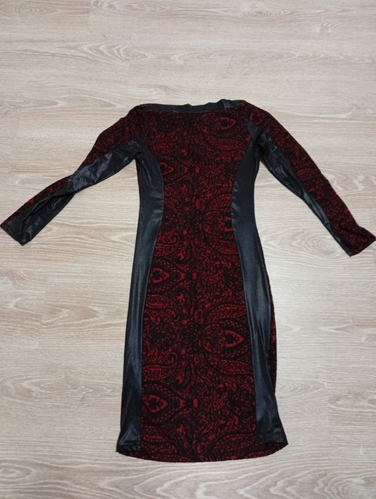 Продавам дамски рокли  4 броя  40л в