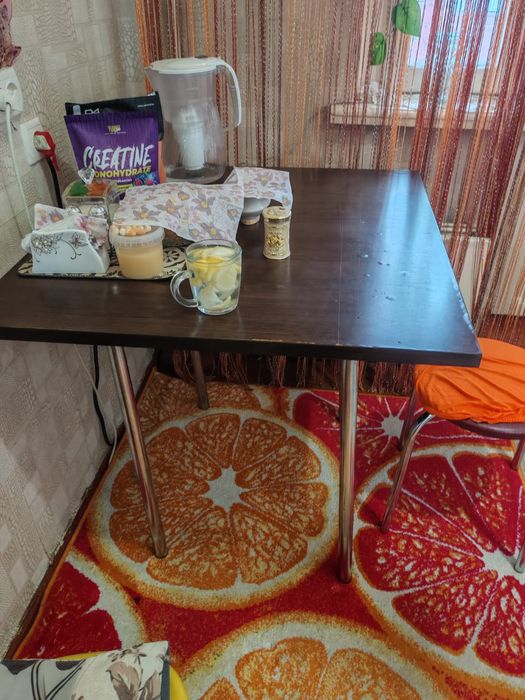 Кухонный стол б/у в комплекте 4 стула