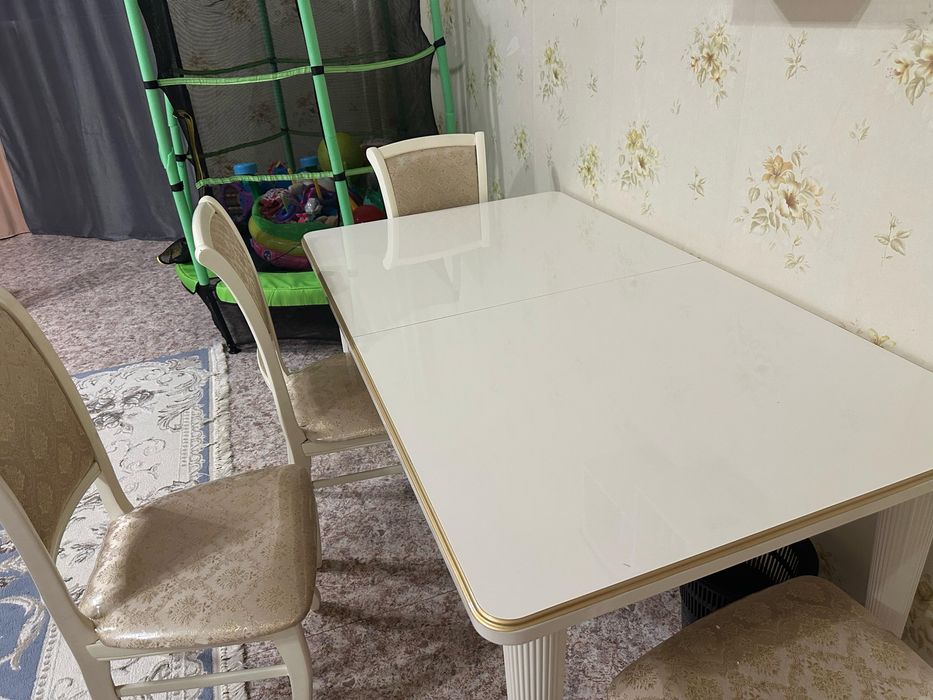 Стол  раздвижной и стулья