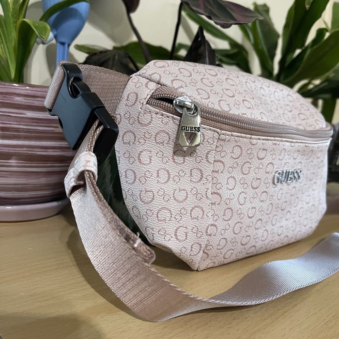 Дамска кожена чанта Guess