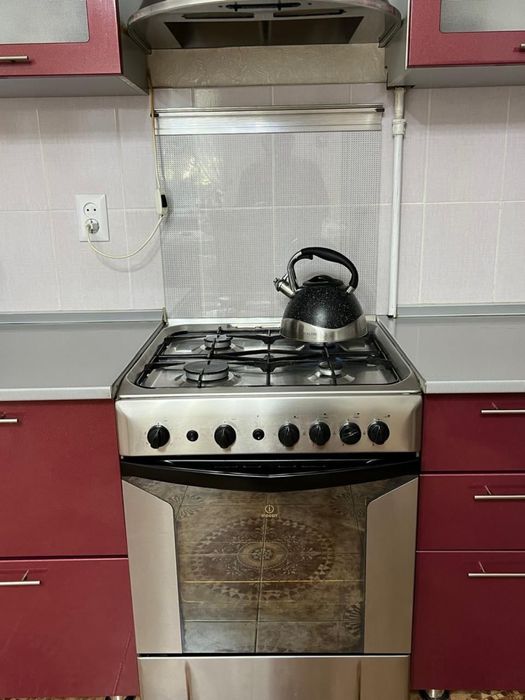 Кухонный гарнитур, вытяжка, газплитп