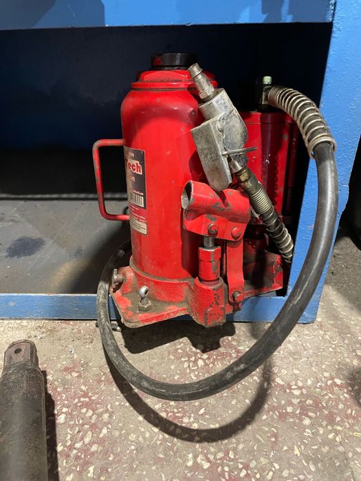 Vând aparatură pentru vulcanizare.