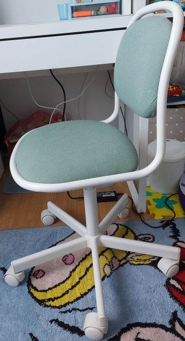 Birou Micke Ikea și scaun