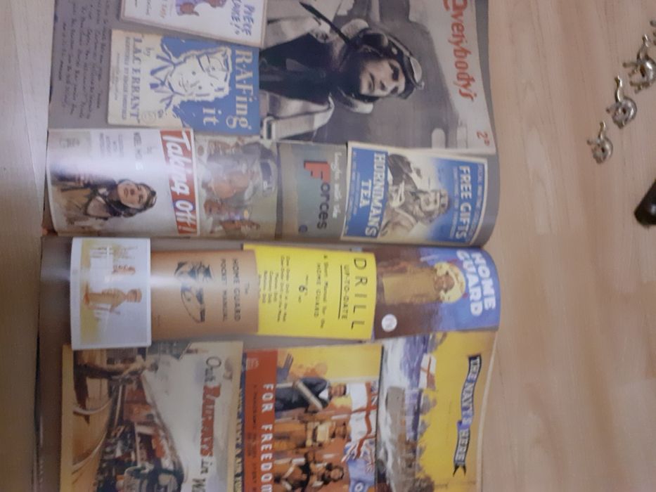 Vând carte cu ilustrate din perioada interbelica Anglia-UK.