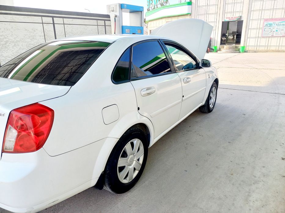 Шевралет ласетти сотилади