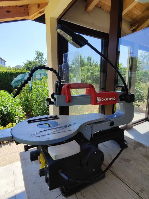 Контурен трион Holzmann DKS21PRO 120W с лампа и резервни ножчета