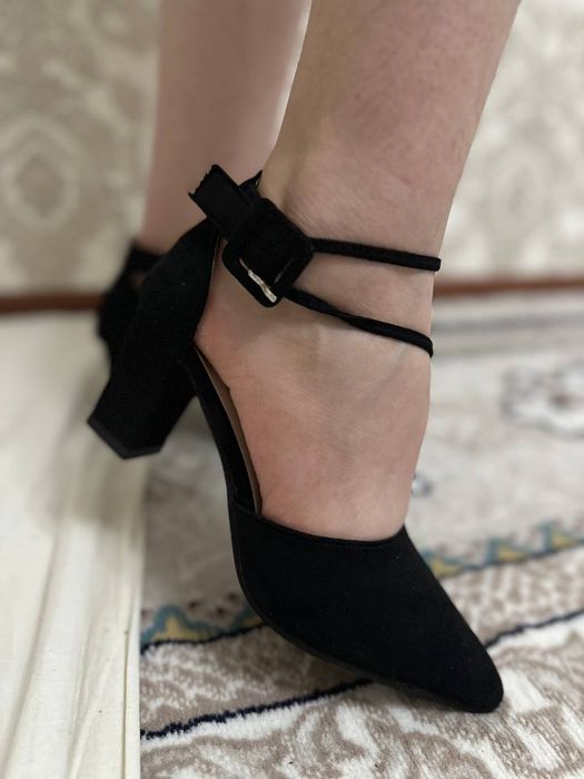 Qora ayollar oyoq kiyimi