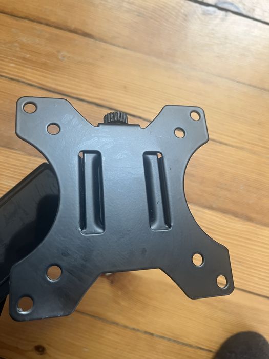 Продавам стойка за монитор на стена