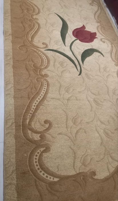 Ковер в хорошем состоянии, после химчистки, чистая