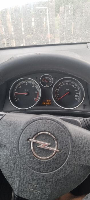 vand opel zafira mai multe detalii in privat.