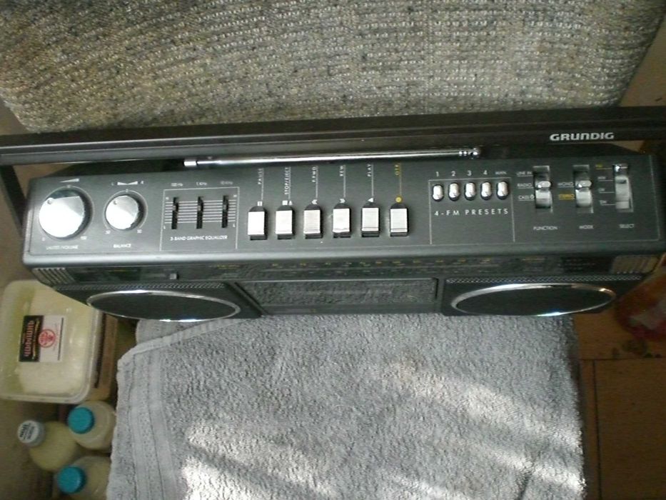 Касетофон GRUNDIG  работи радио и касетофон