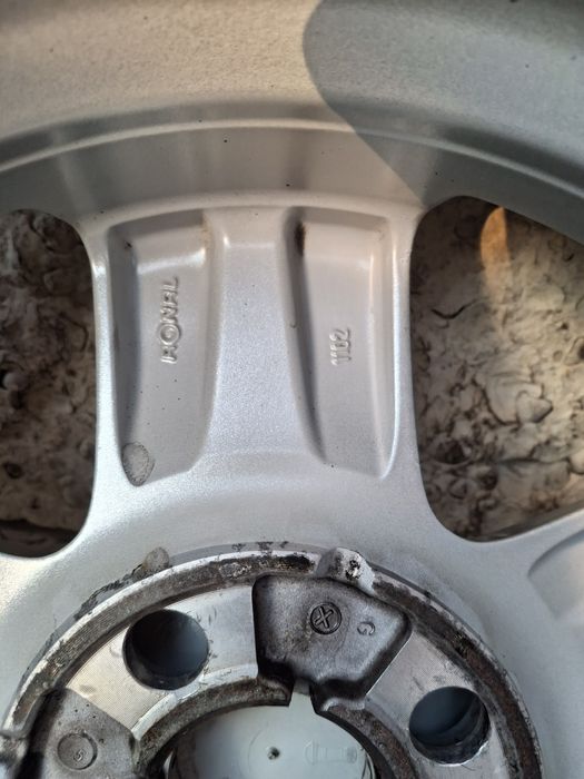 Оригинални джанти Форд 15 цола с летни гуми.