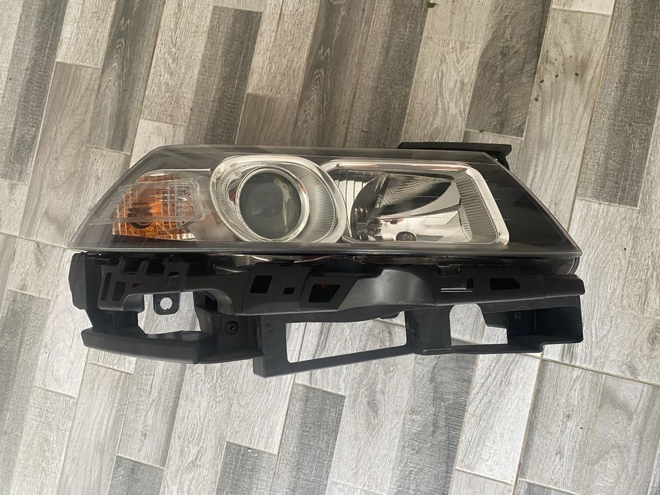 Far Dreapta Renault Megane 2 Facelift FARA XENON!!!