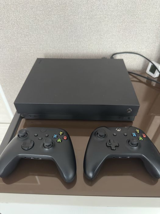 Продам Xbox One X 1TB с двумя джойстиками