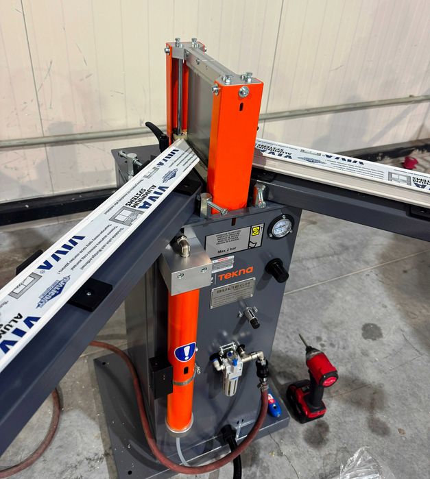 Машина за нанасяне на уплътнител Tekna TKE259