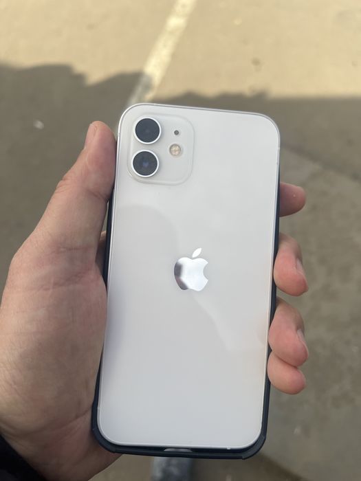 Айфон 12 продам срочно