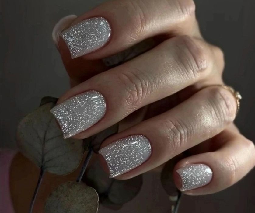 Маникюр, наращивание ногтей.