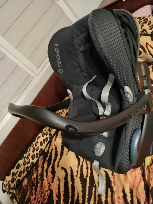 Maxi cosi бебешко кошче за кола + изофикс база