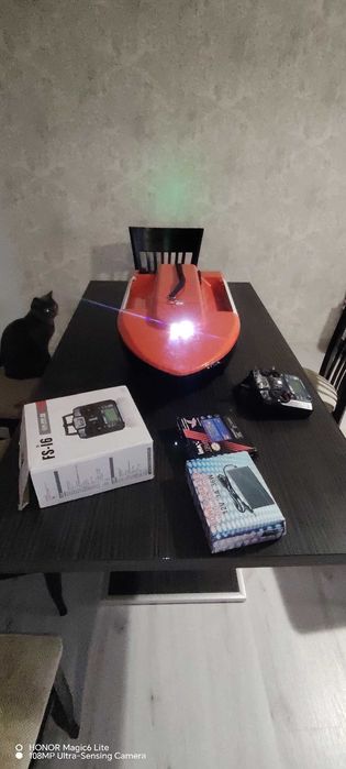 Лодка за захранка с GPS