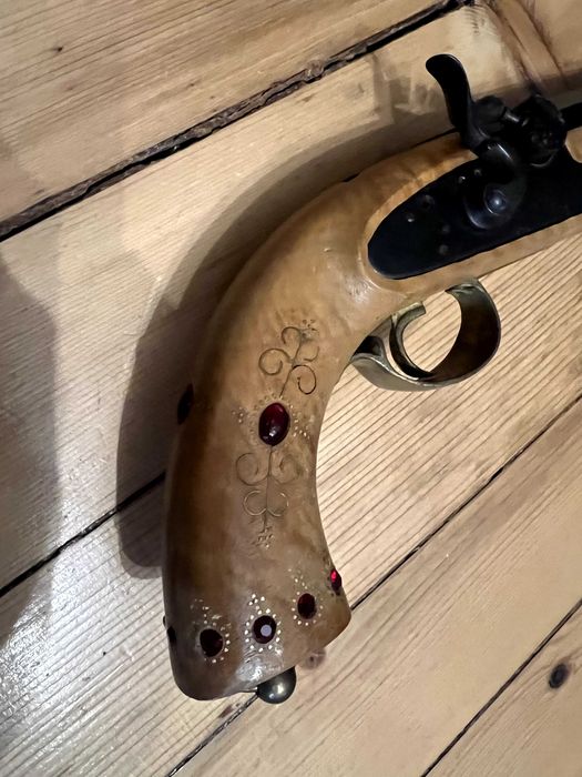 Стар автентичен пищов с красива декорация