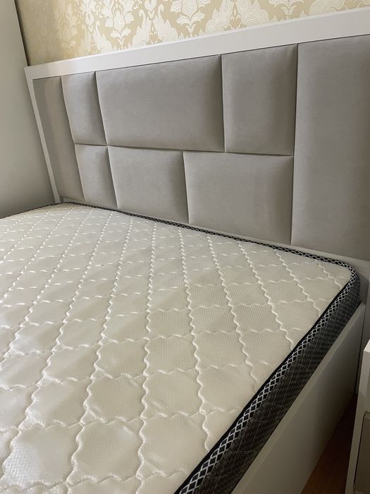 Двухспальная кровать вместе с матрасом