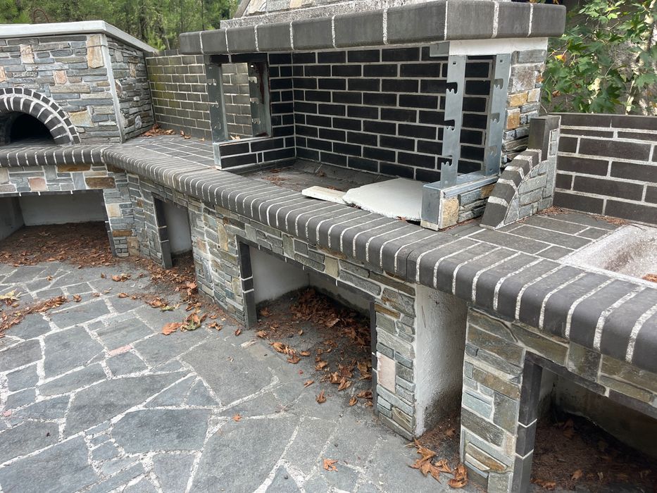 Градински Барбекюта от бетон с декорация от естествен камък