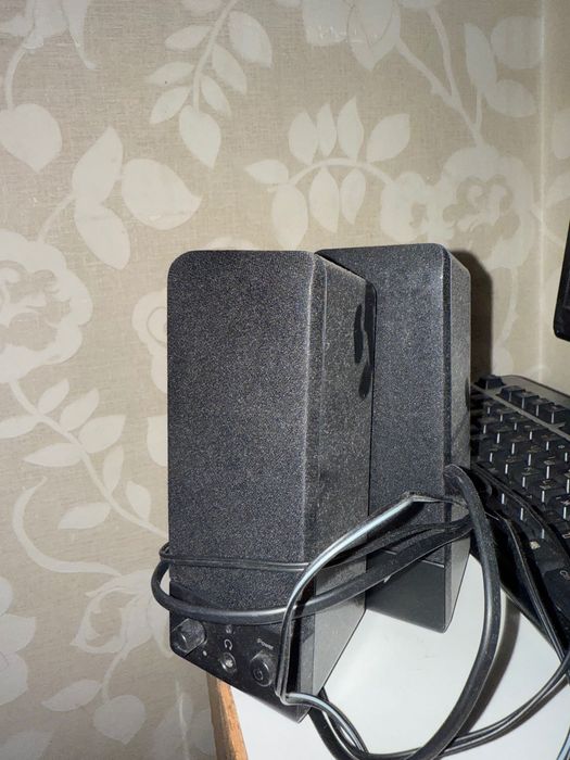 Компьютеры, колонка, клавиатура