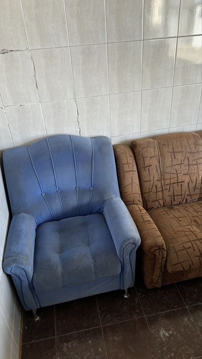 Диван и кресло.