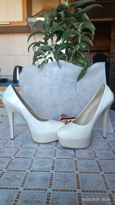 Продам белые нарядные туфли