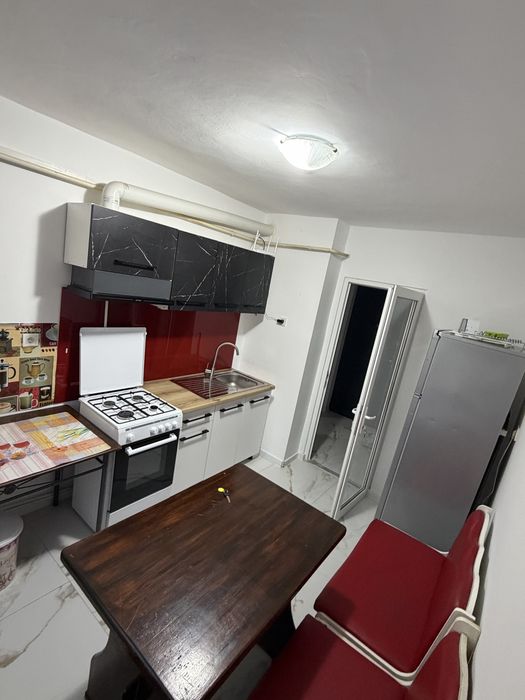 Inchiriez apartament cu 3 camere