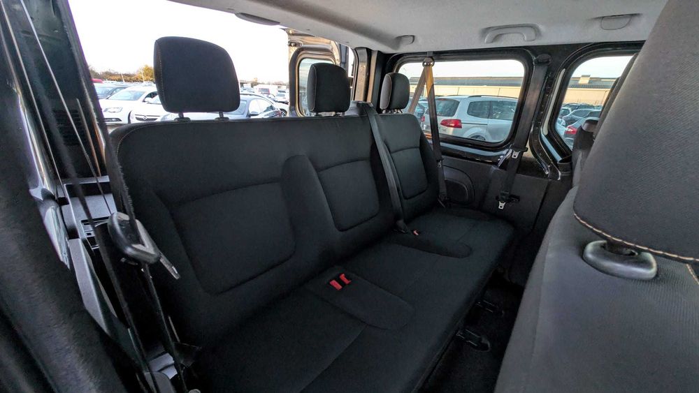 Renault Trafic persoane 8 locuri