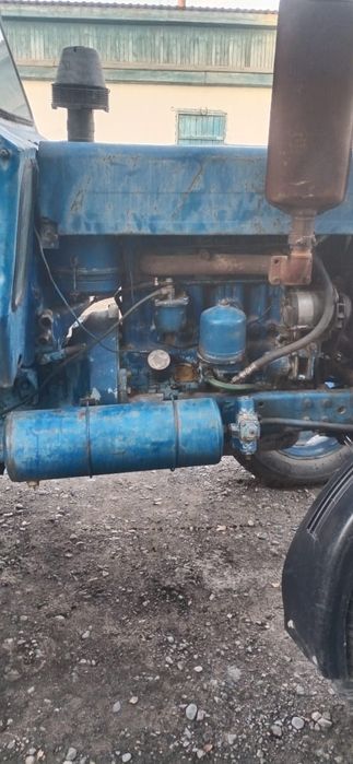 Трактор мтз80 с 2 телегами и плугом